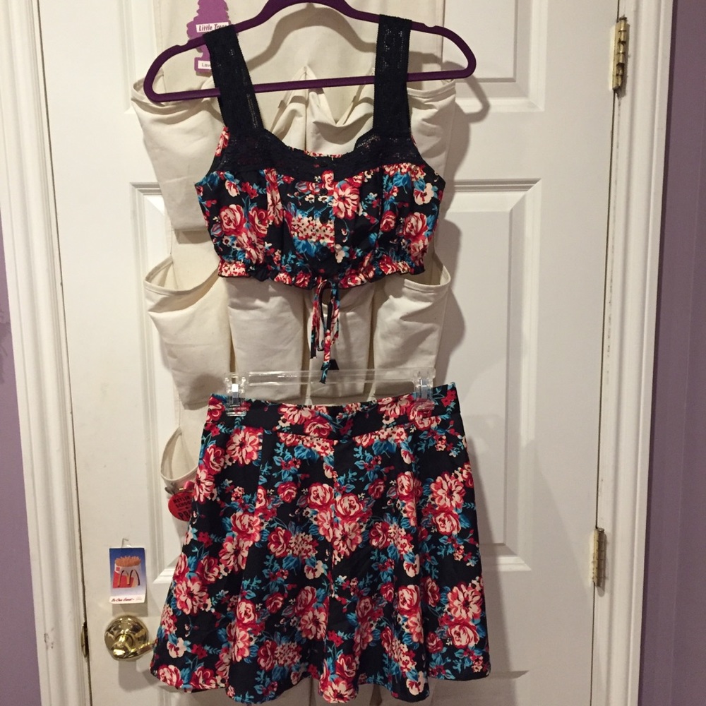 *Closet clear out LAST CHANCE* Floral top and skirt set